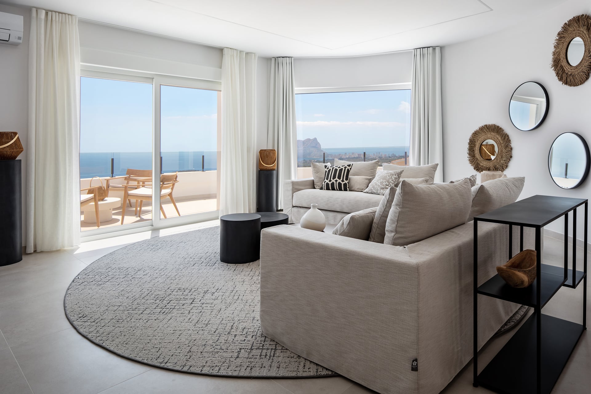 Villa Vivelsu living room with sea view