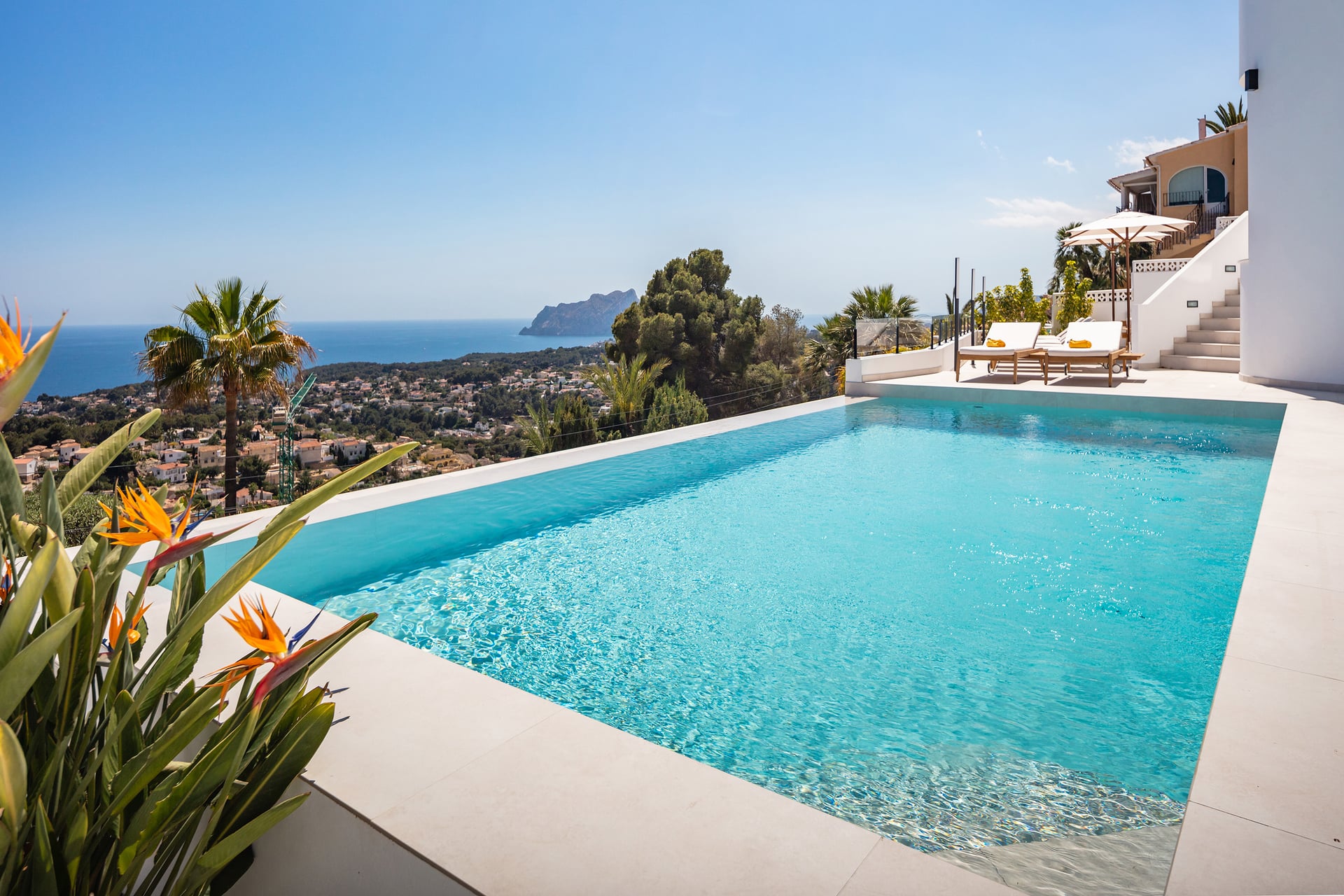 Infinity pool with view of Peñón de Ifach