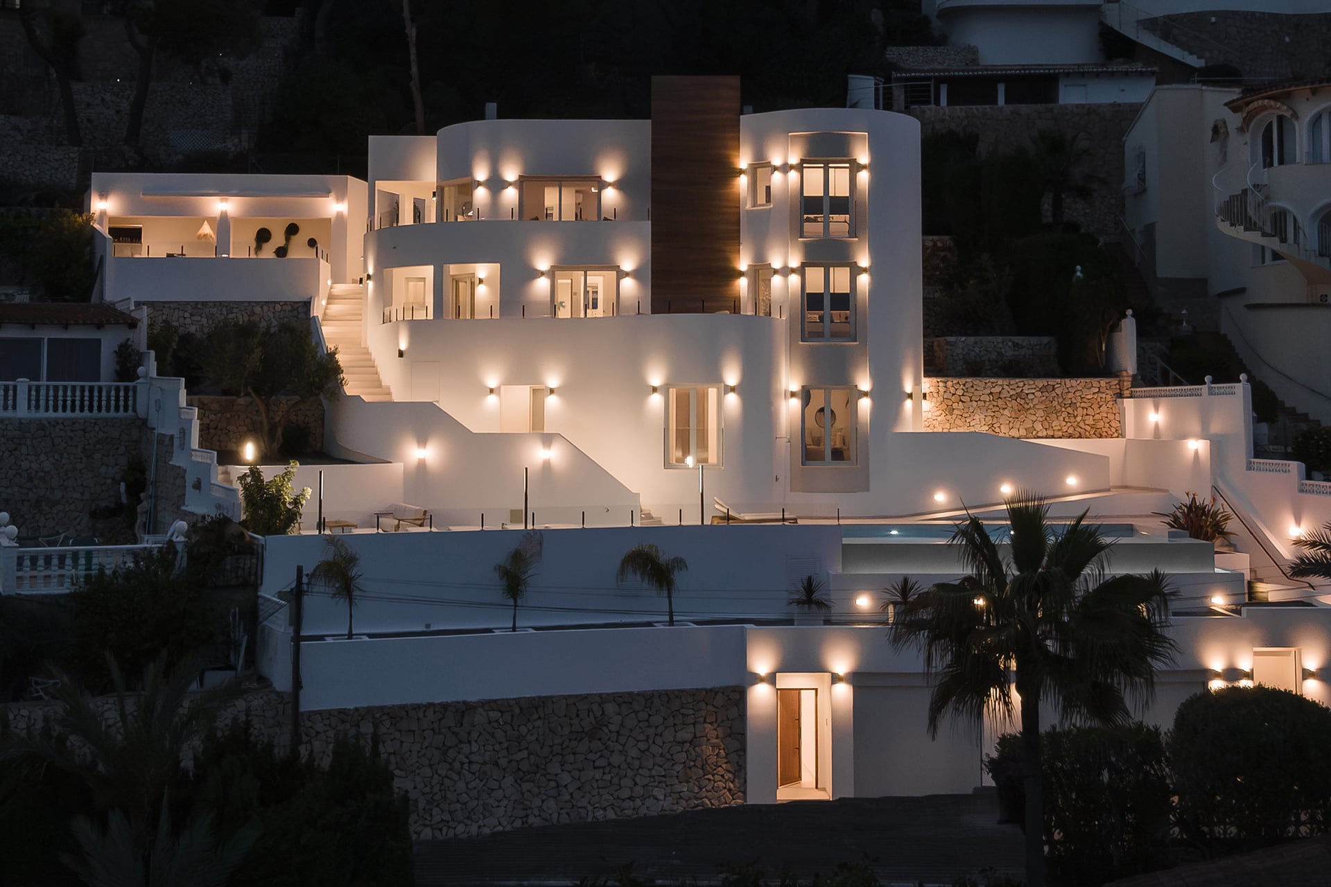 Villa Vivelsu illuminated at night